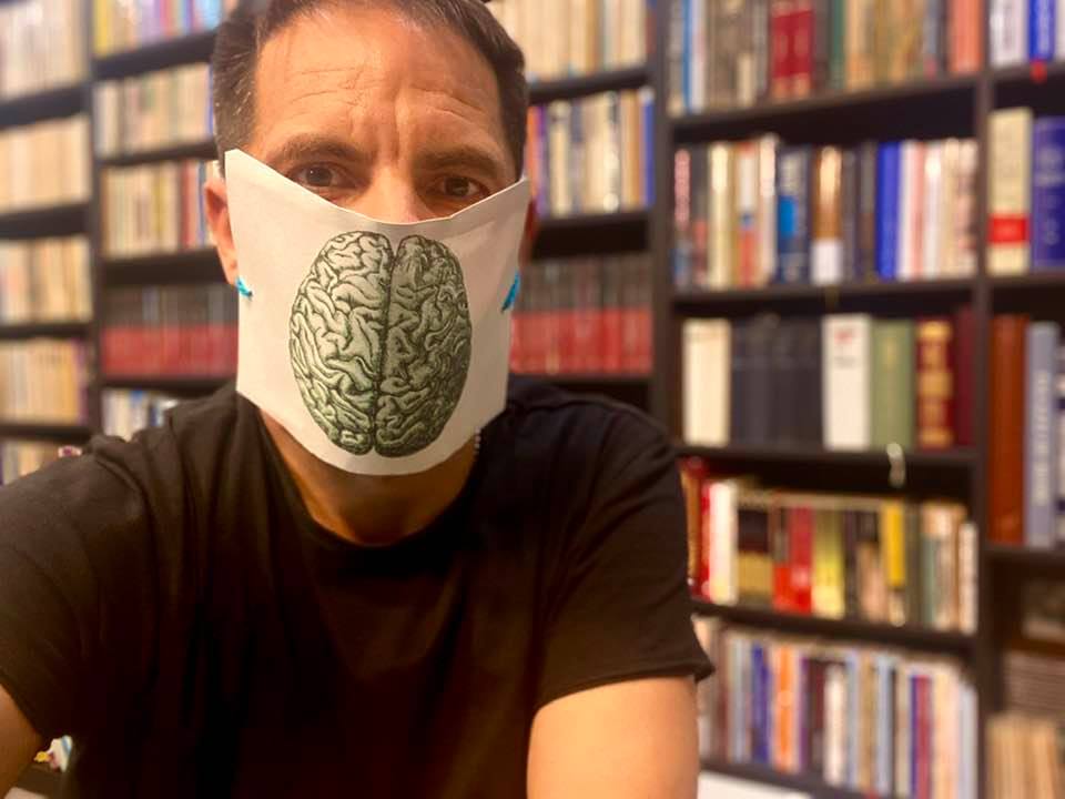 Panică în showbiz! Dan Negru poartă „mască” antivirus