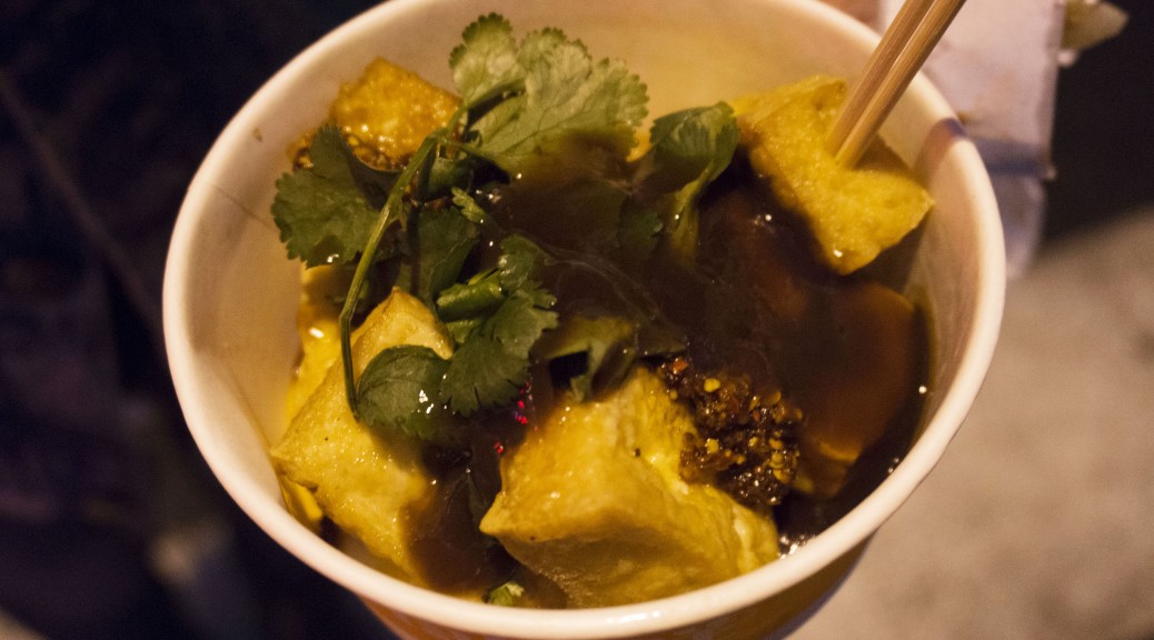 Tofu stinky, savurată de împărați devenită mâncarea stradală a taiwanezilor