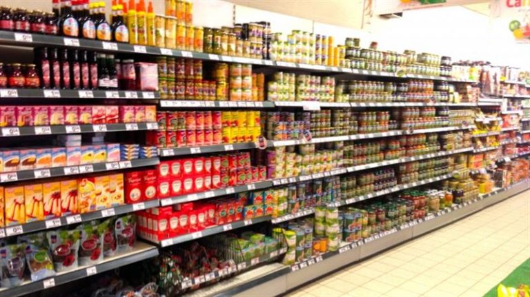 Se dau alimente de baza si produse de igiena pentru acesti romani! Pachetele au fost achizitionate cu fonduri europene