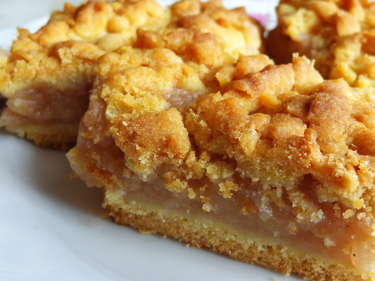 Rețetă fabuloasă: prăjitură cu mere fără aluat. Rapid, simplu și ușor