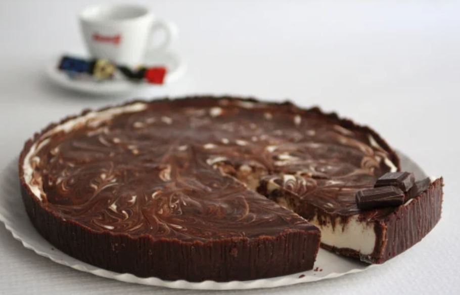Plăcintă de ciocolată, cea mai simplă rețetă. O puteți face acasă cu 3 ingrediente pe care le aveți…