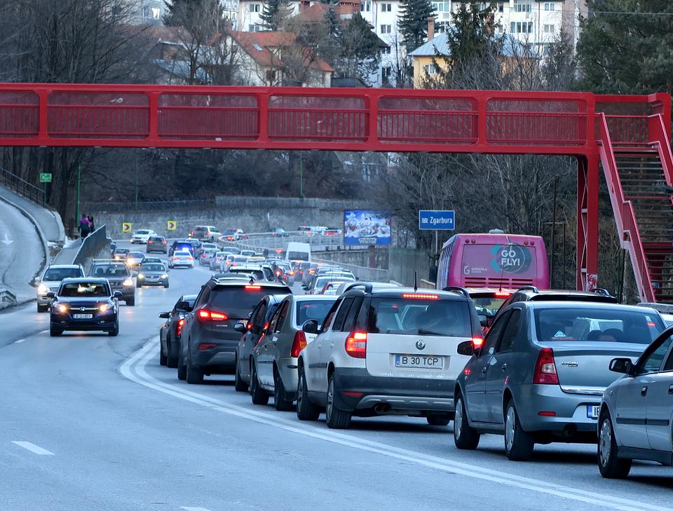 Circulația pe drumurile din țară! Iarna începe  cu lucrări şi restricţii pe mai multe tronsoane de autostradă şi drumuri