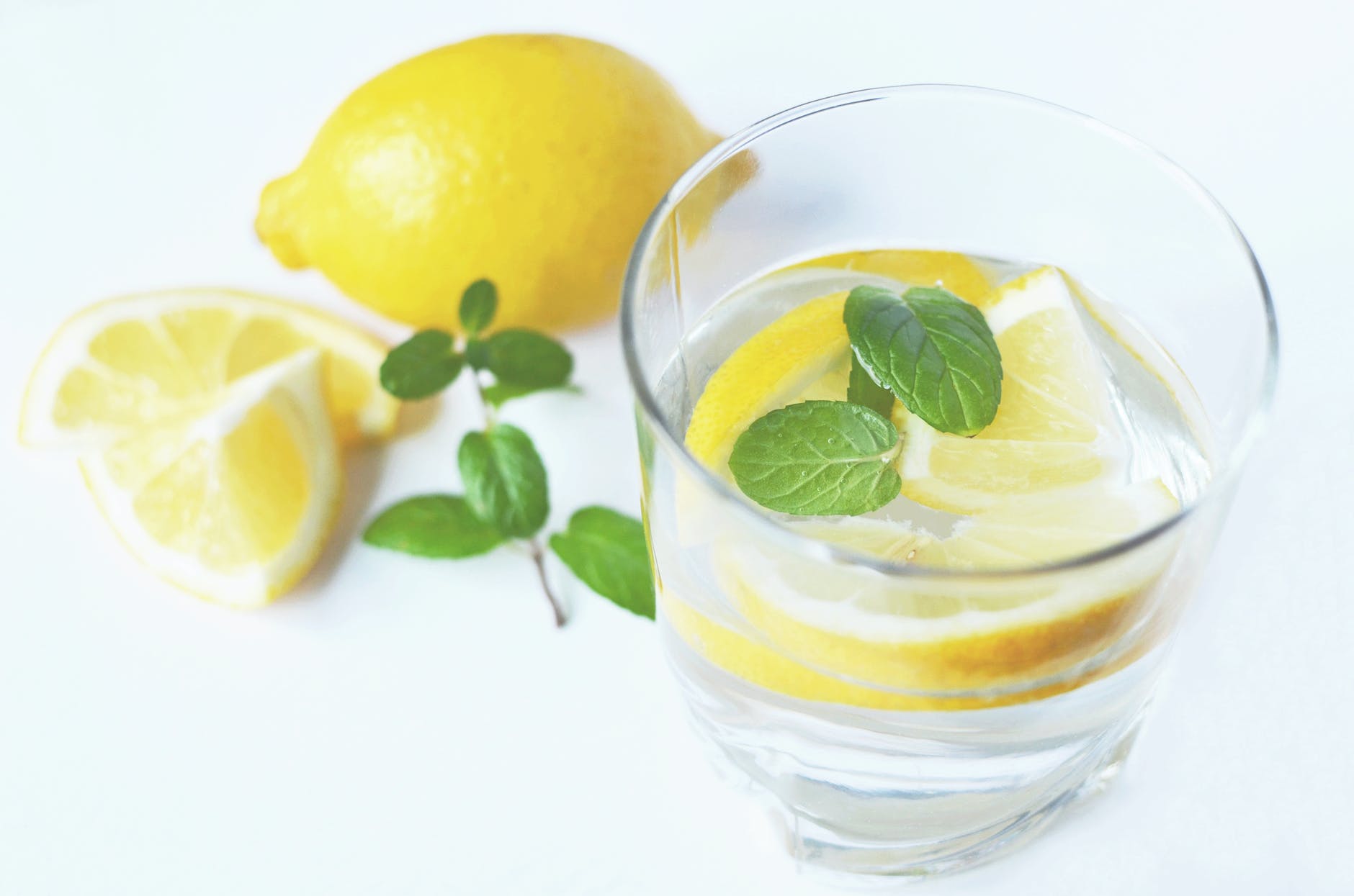 Ce se întâmplă dacă bei apă caldă cu lămâie dimineața. Nutriționist: Să mai demontăm din mituri
