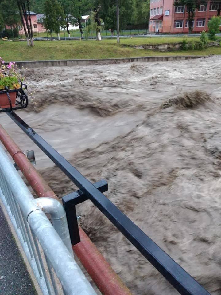 Dezastru în Hunedoara, un pod s-a prăbușit din cauza viiturii, Lupeniul izolat de ape