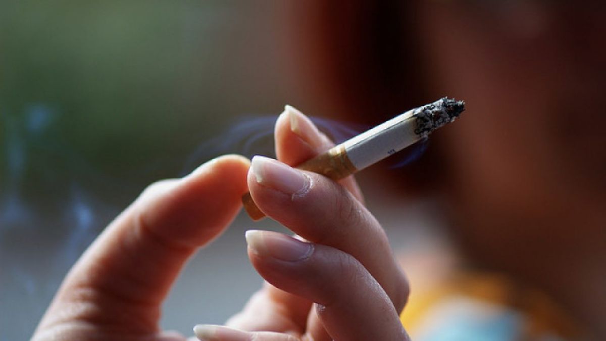 Măsuri anti COVID! Spania interzice fumatul pe stradă