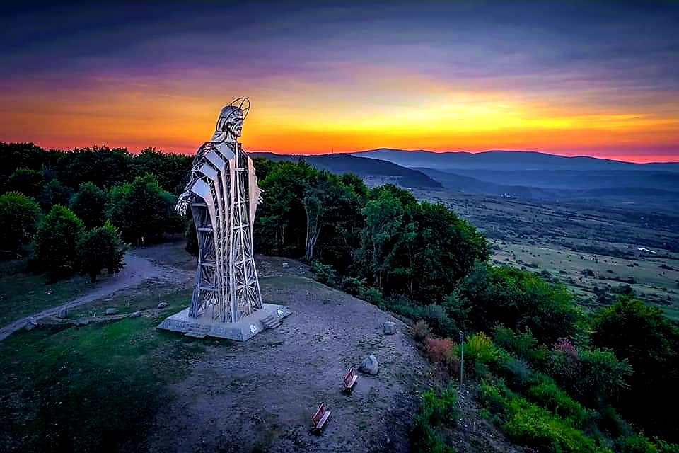 Știați că în România există cea mai înaltă statuie a lui Iisus din Europa? Află unde!