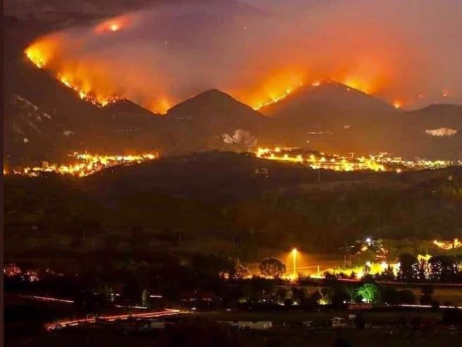 Incendiu violent pe litoralul din apropierea Marsiliei. 800 de hectare de vegetatie au fost devastate!