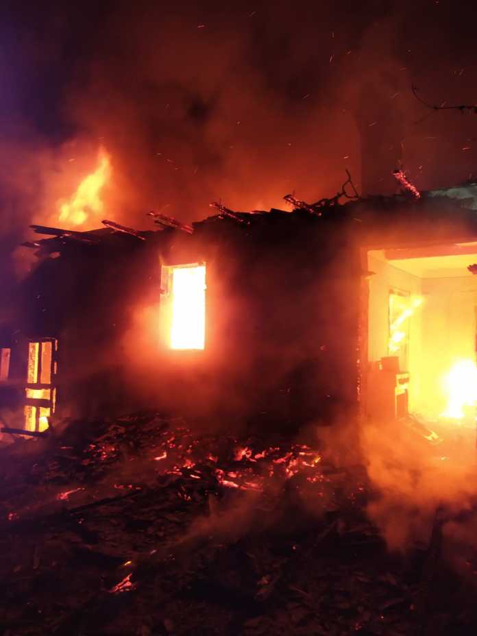 Incendiu. O familie cu trei copii a rămas fără acoperiș deasupra capului