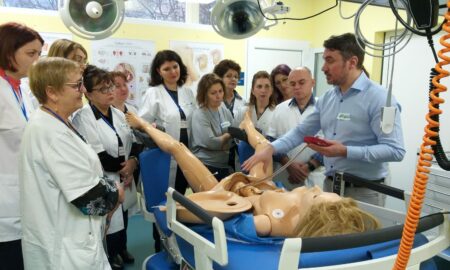 Proiect inedit: 440 de medici și moașe din România au fost trimiși la școală