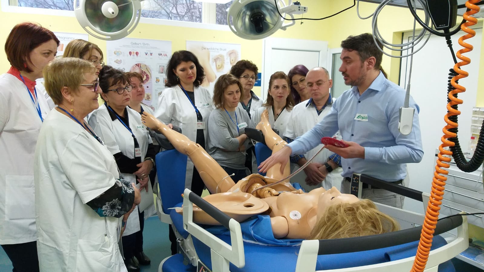 Proiect inedit: 440 de medici și moașe din România au fost trimiși la școală
