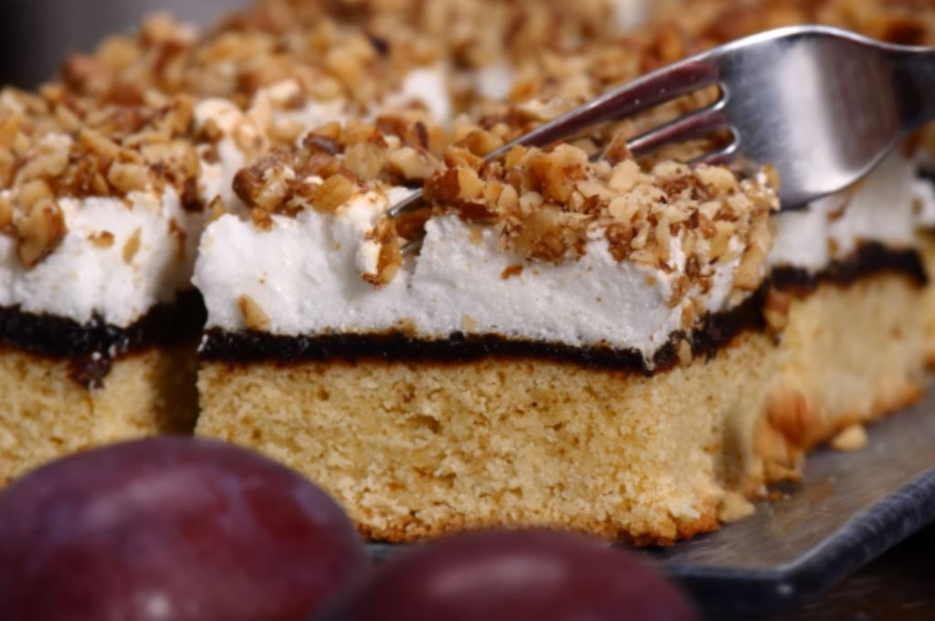 Surpriză dulce! Este cea mai bună prăjitură cu gem de prune și nuci / VIDEO