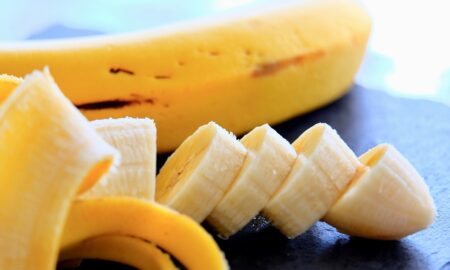 De ce nu este bine să arunci cojile de banană. Le puteți folosi în tratarea unei afecțiuni!