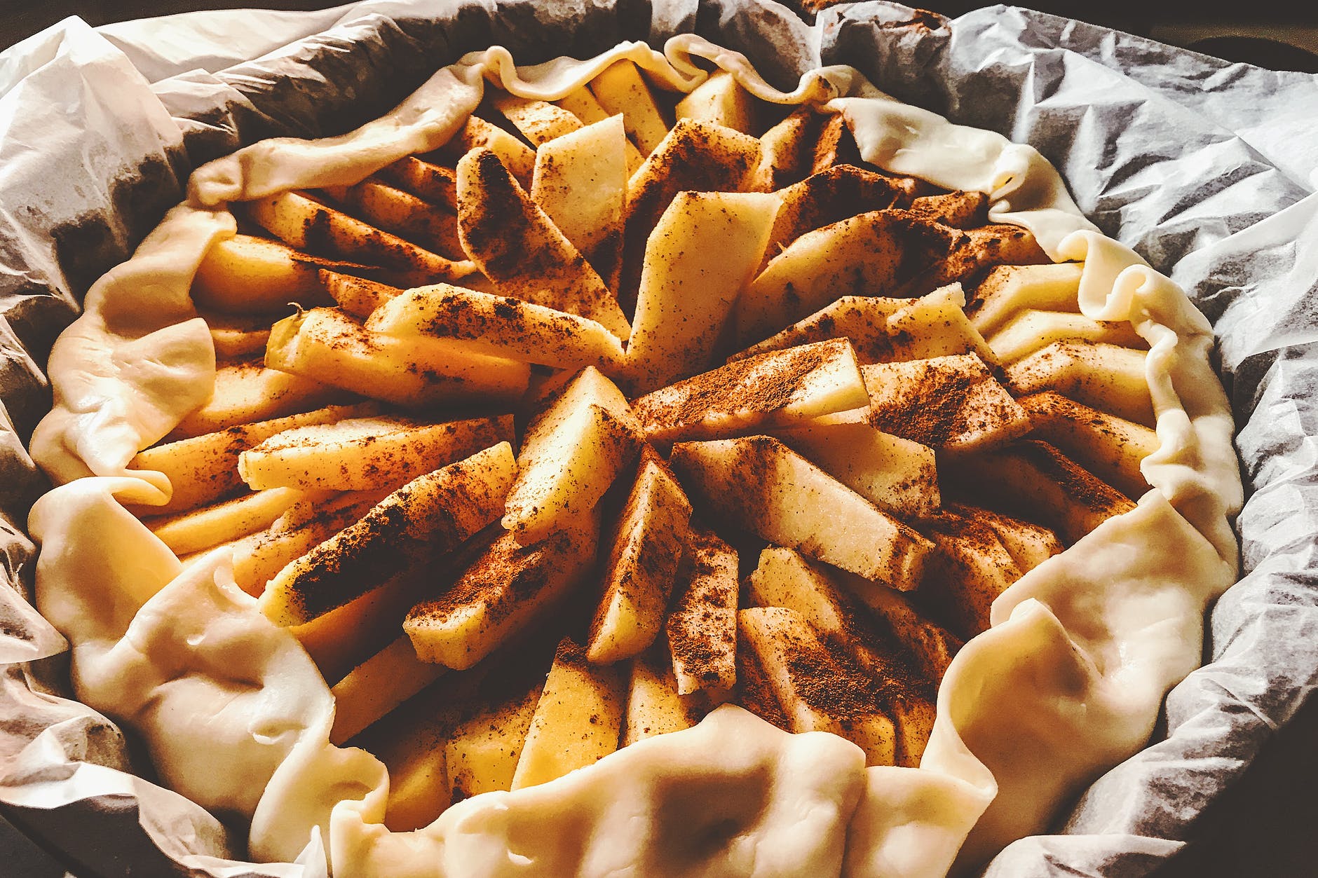 Prăjitură delicioasă cu mere! Trebuie doar să amesteci ingredientele și să dai TAVA la cuptor