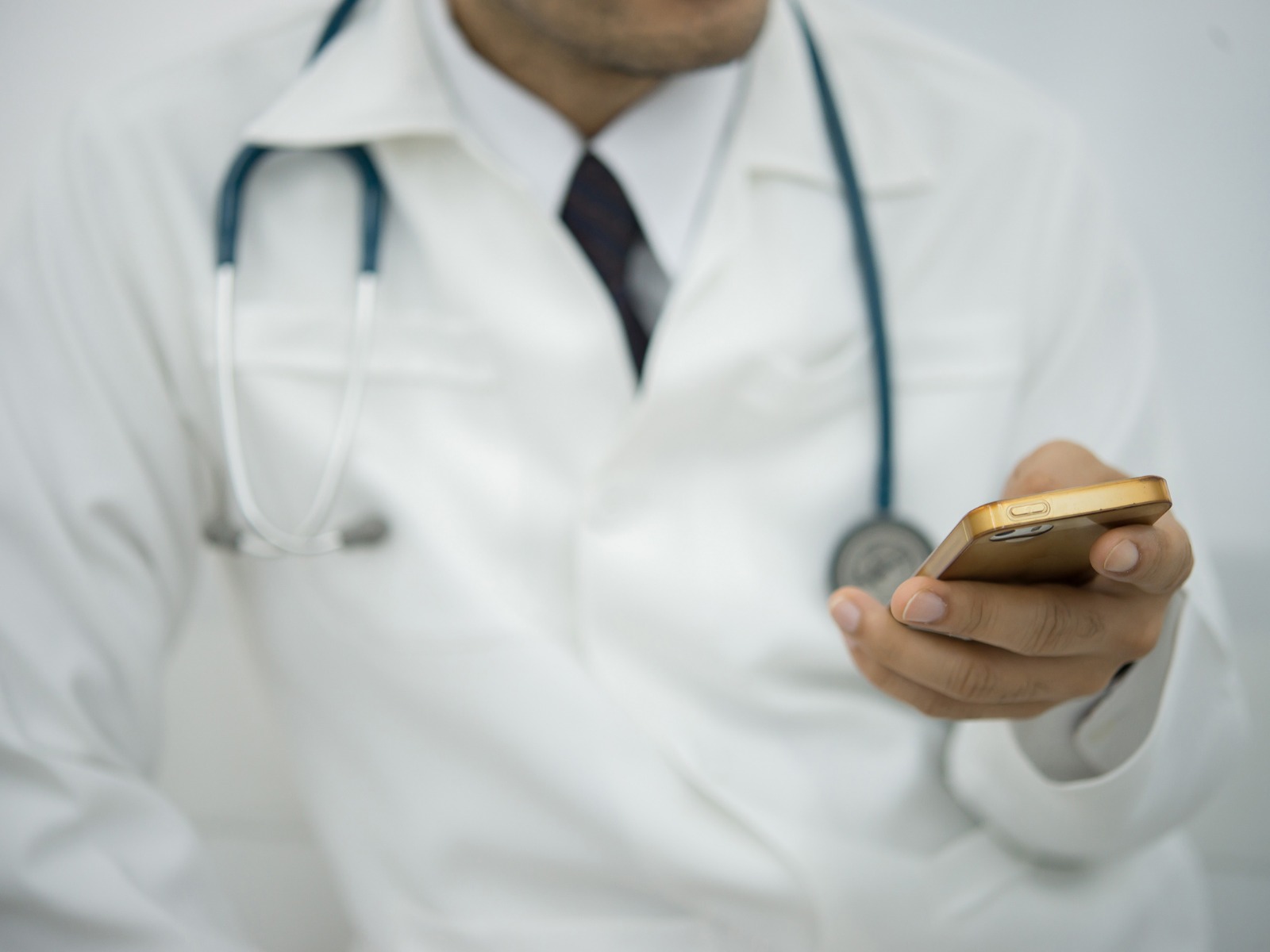 Un medic pneumolog critică dur măsurile luate de autorități: „Vă prostiți cu restricții aproape inutile”