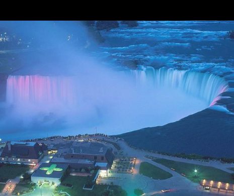Ziua Națională a României sărbătorită și în America! Cascada Niagara luminată în culorile drapelului românesc