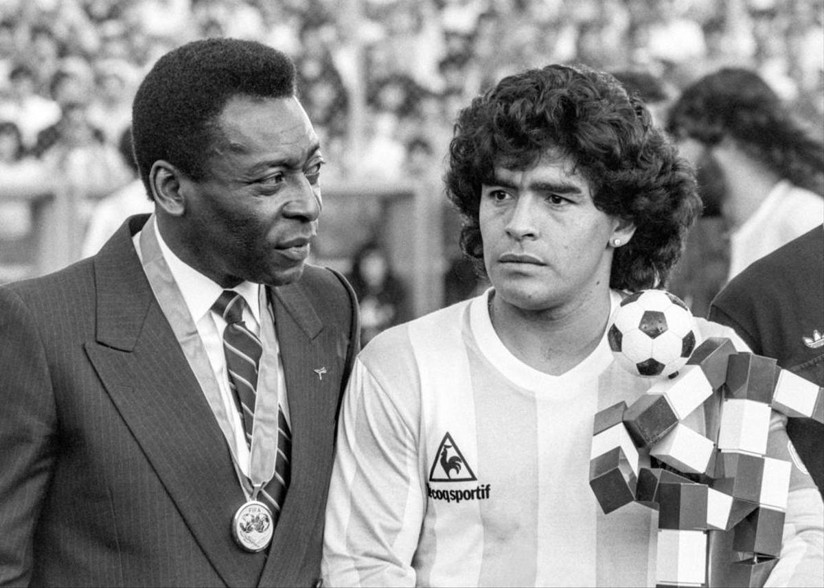 Mesaj sfâșietor al Marelui Pele la moartea prietenului său, Diego Maradona. „Vom juca fotbal împreună, sus în cer”