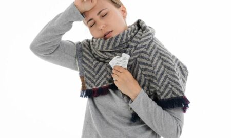 Cum îți dai seama dacă ești răcit, ai gripă sau COVID-19. Care sunt diferențele