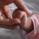 Un copil de cinci luni și jumătate, cea mai tânără victimă a coronavirusului în România