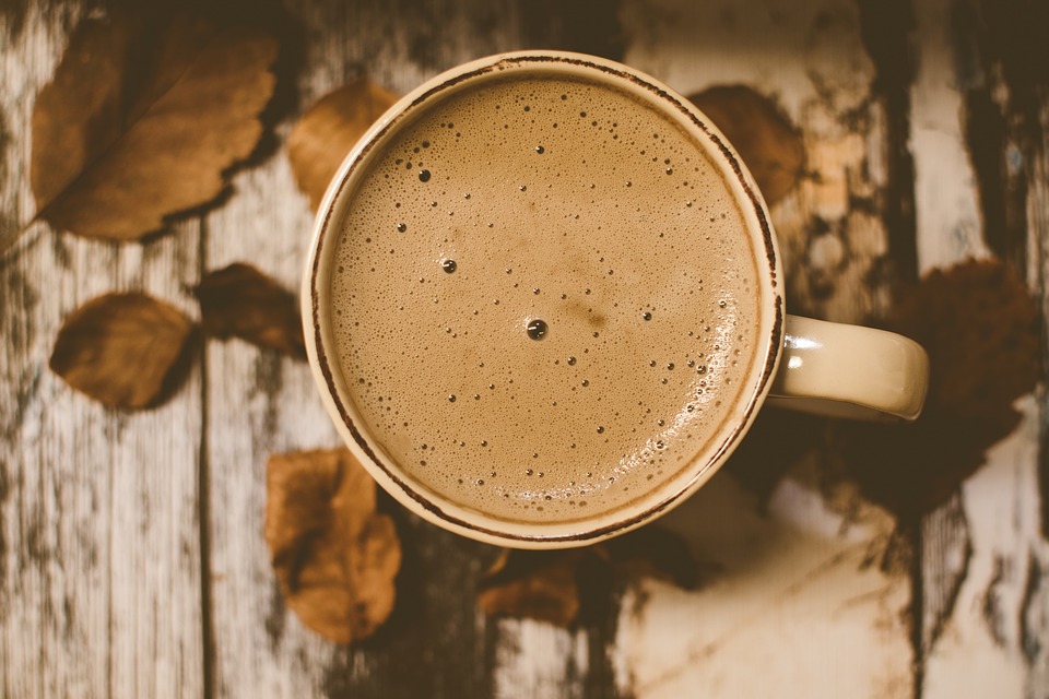 Adaugi lapte în cafea? Acest obicei îți poate distruge diminețile. Iată explicația!