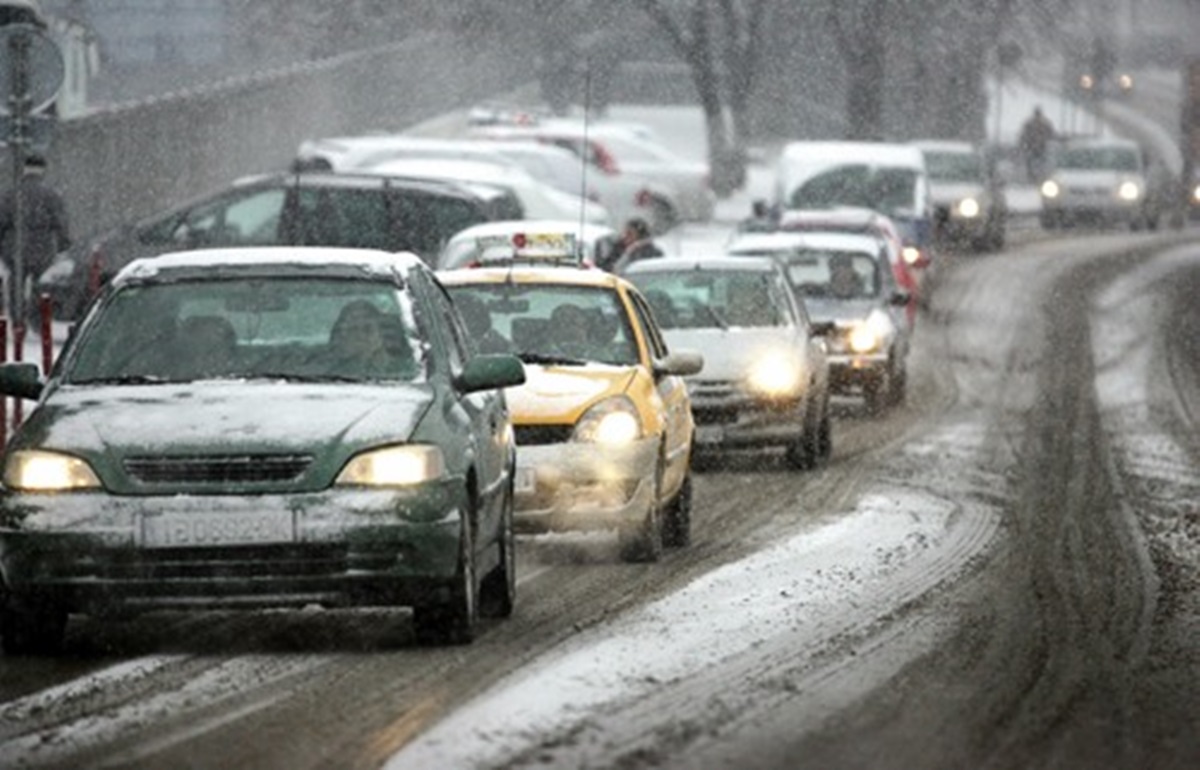 Șoselele din România riscă să rămână înzăpezite în această iarnă. Drumarii nu și-au primit majorările de salarii promise!