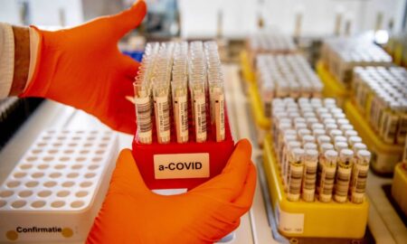 Testele COVID efectuate de Australia pentru călătorii care vin din China sunt efectuate contrar sfaturilor medicilor de top