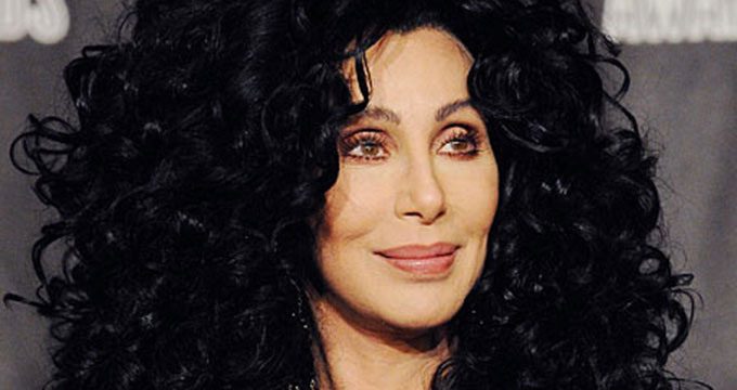 Cher a ajuns să fie comparată cu un travestit! Operațiile estetice i-au desfigurat chipul