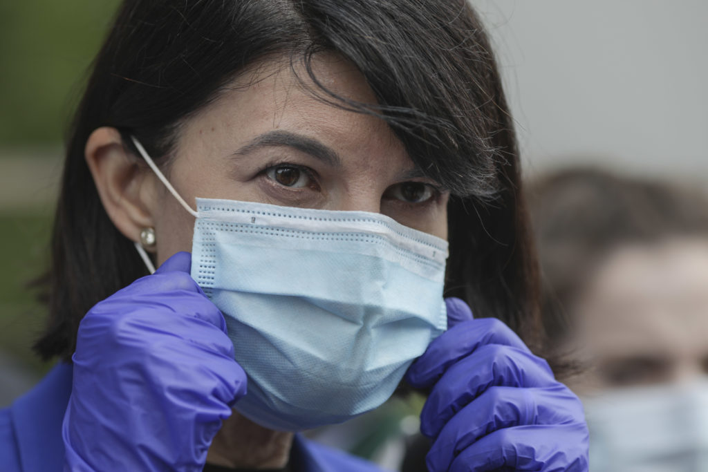 Alertă în Capitală. Un bărbat a vrut să-și dea foc în fața Ministerului Muncii. Reacția ministrului Violeta Alexandru