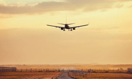 Ce trebuie să avem întotdeauna în bagajul de mână când călătorim cu avionul. Recomandare de ajutor. Video