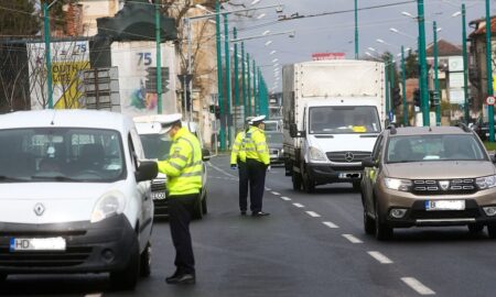 Imagine de coșmar. Mai multe sicrie au ajuns pe șosea, după ce camionul care le transporta s-a răstunat