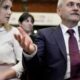 Fotografia momentului. Dragnea ține strâns de șolduri două fete și zâmbește larg. „Întrebați-le pe ele”