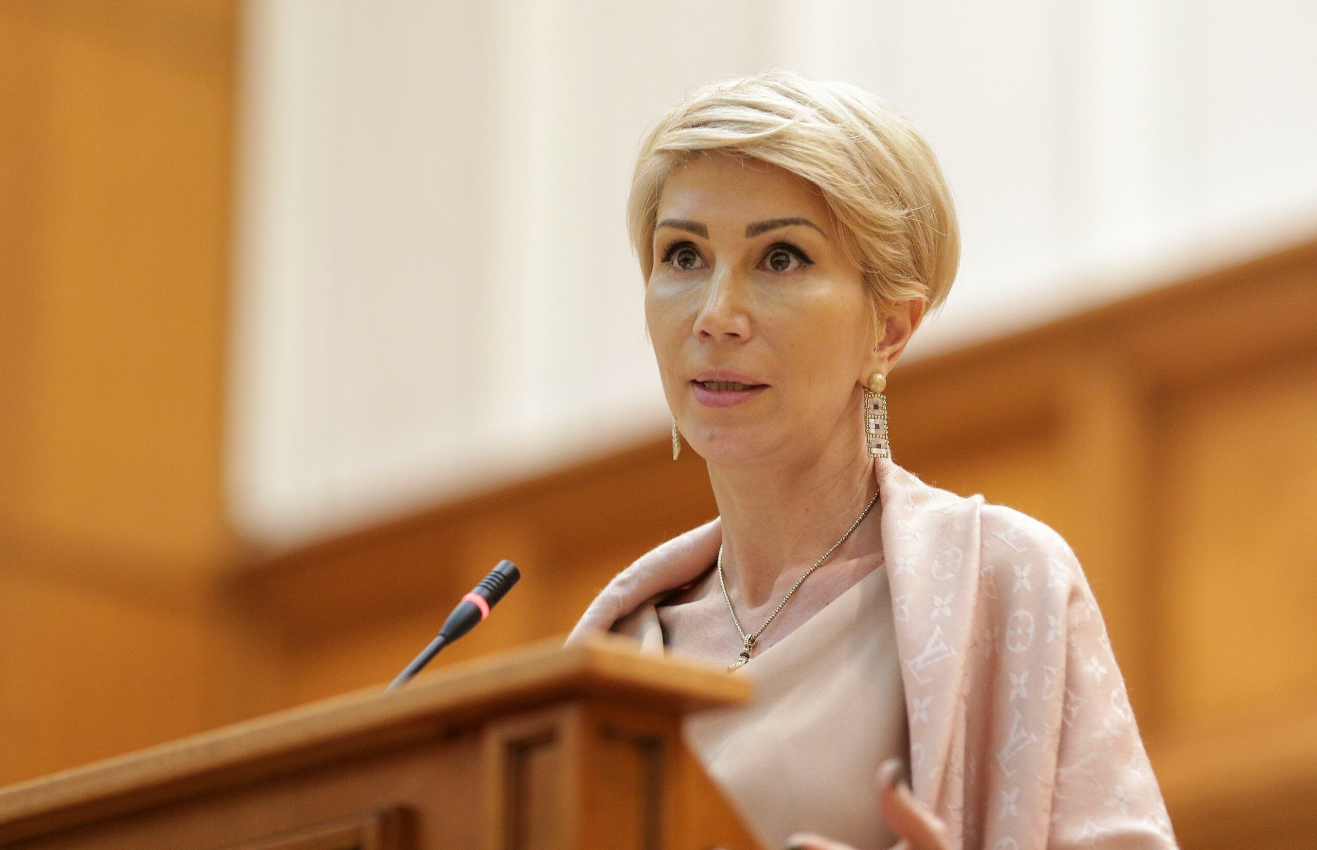 Raluca Turcan, discuție cu un cetățean: Cât munciți? 8 ore, nu?