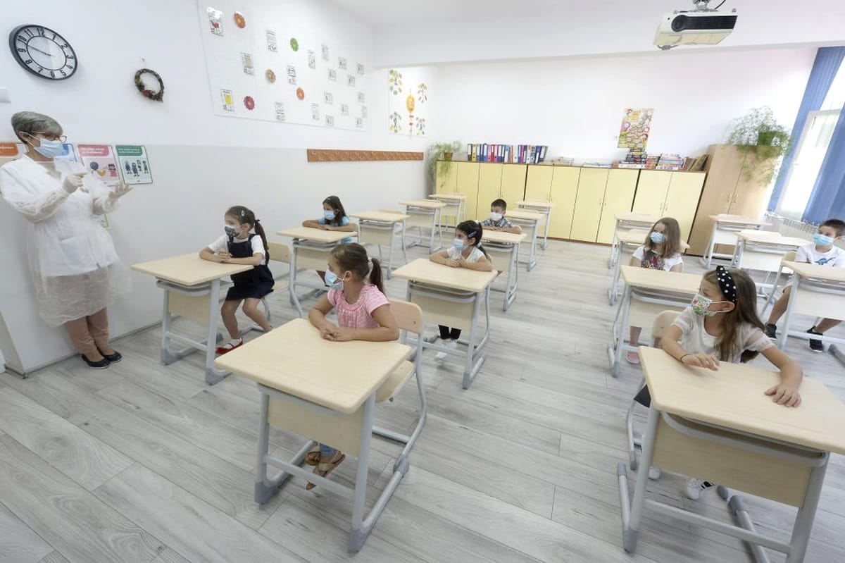 S-a ridicat interdicția elevilor de a vorbi unii cu alții în pauzele dintre ore. Școlile au primit circulara