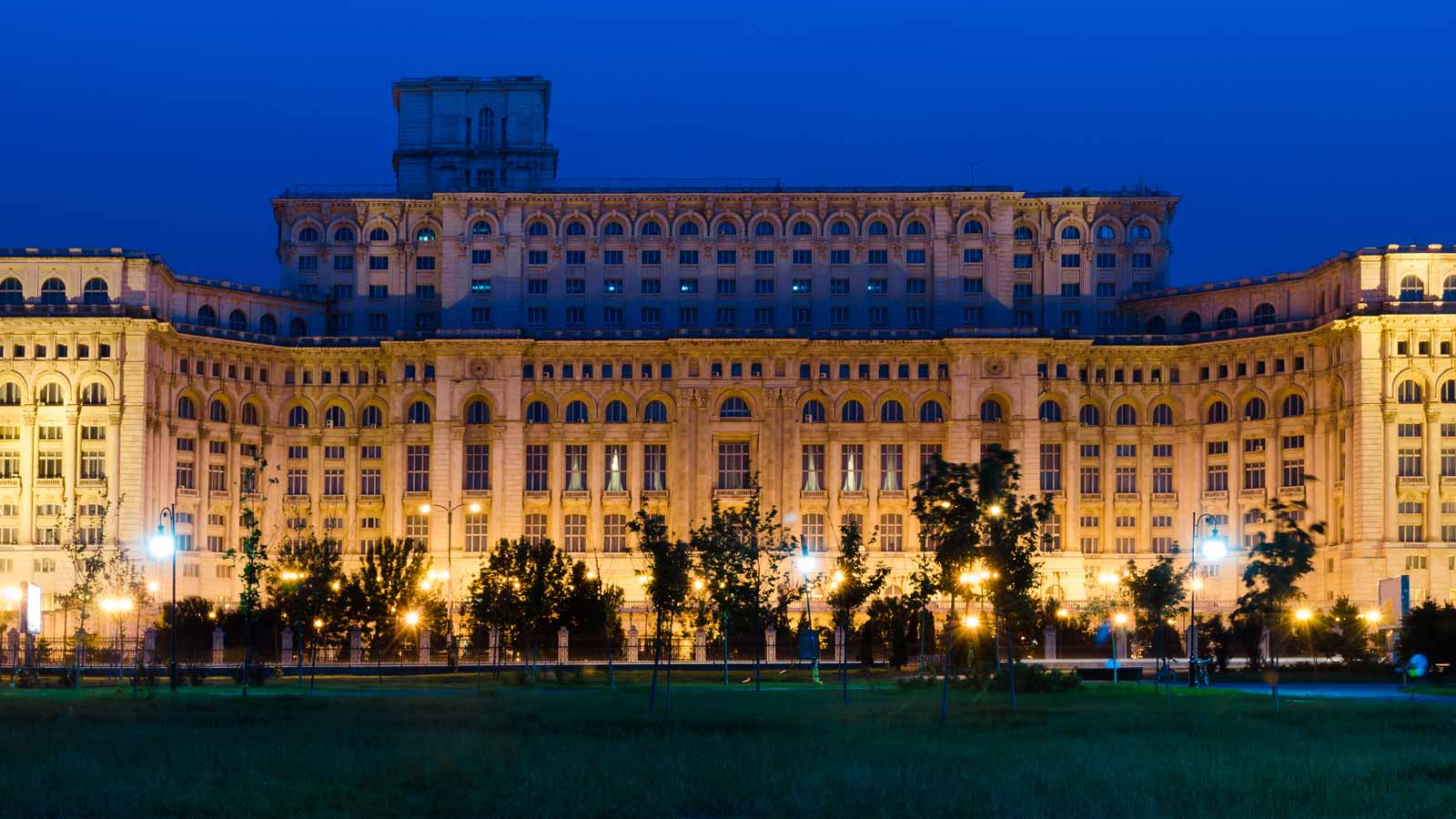 Citiți și vă cruciți! Cât costă un meniu la restaurantul Palatul Parlamentului