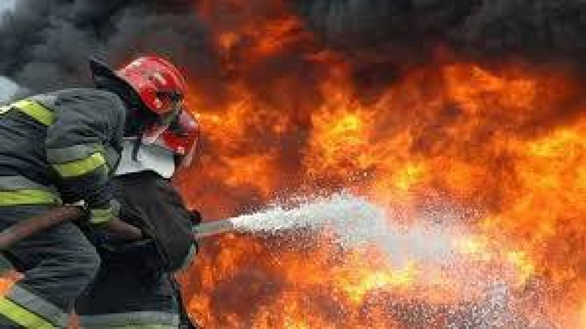 Incendiu devastator la Suceava. O biserică arde din temelii. Zeci de pompieri se luptă cu flăcările