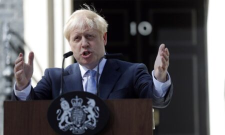 Boris Johnson rămâne premier, chiar dacă a petrecut în pandemie. A câştigat votul de încredere în Parlament