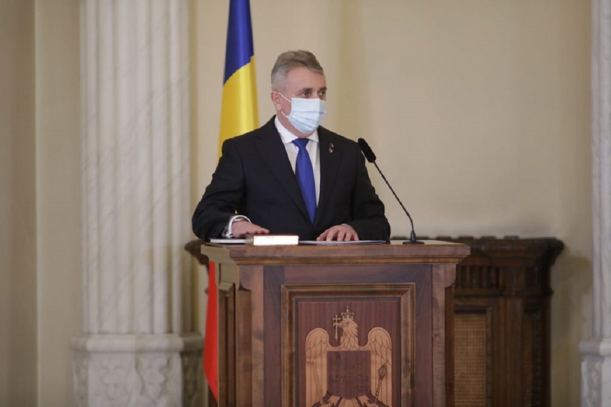 Un polițist ar fi bătut o femeie pentru că nu purta mască! Lucian Bode a reacționat