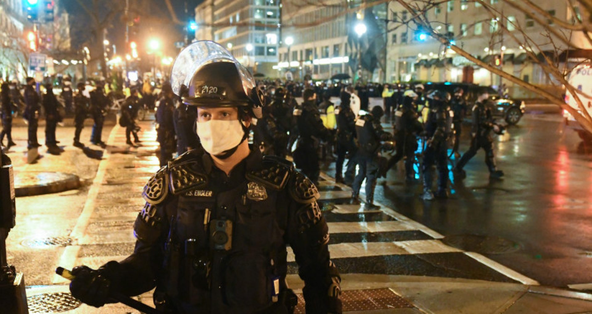 Situație tensionată la Washington. Poliția a ripostat cu gaze lacrimogene