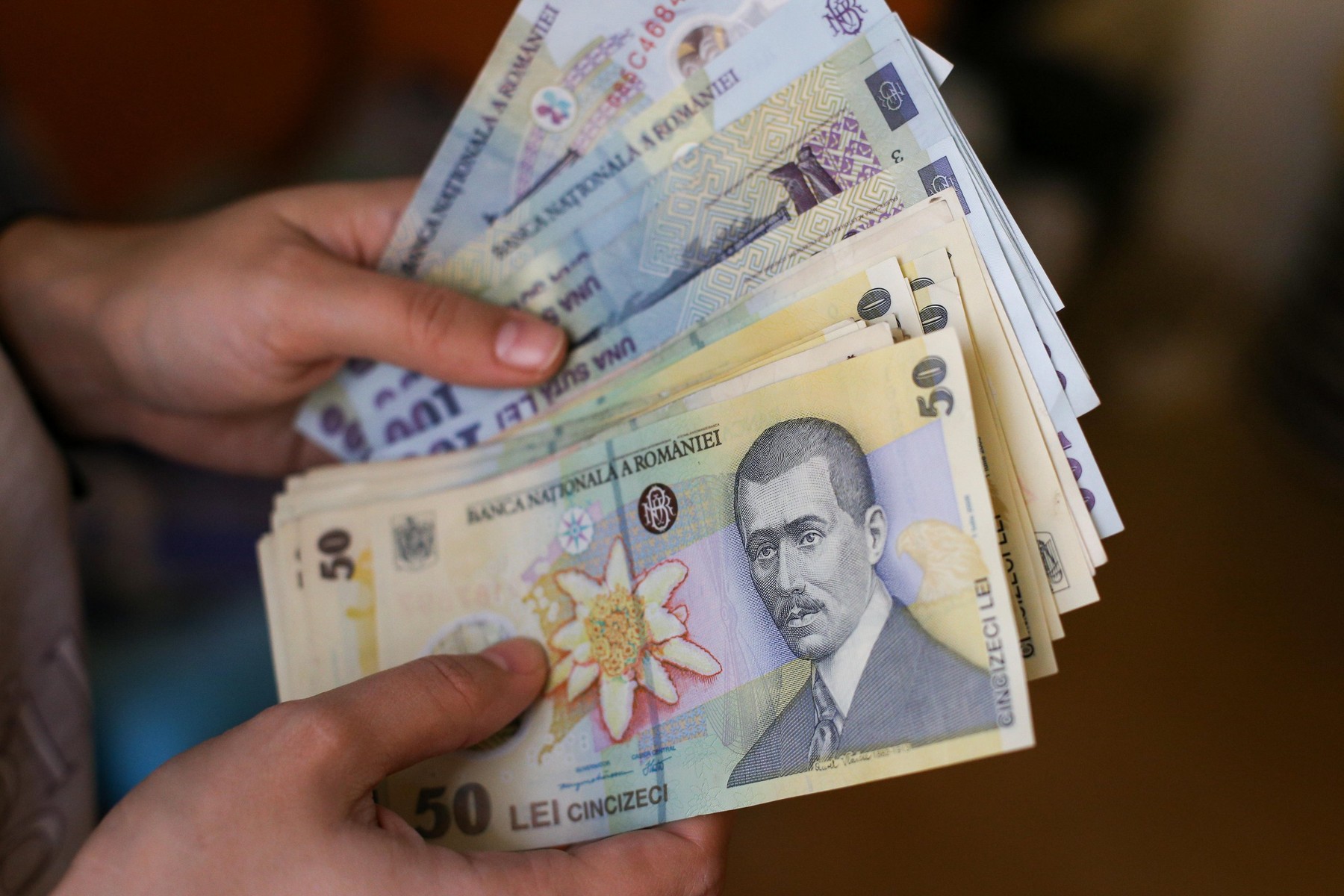 Atenţie români! Guvernul se pregătește să renunțe la banii cash în România!