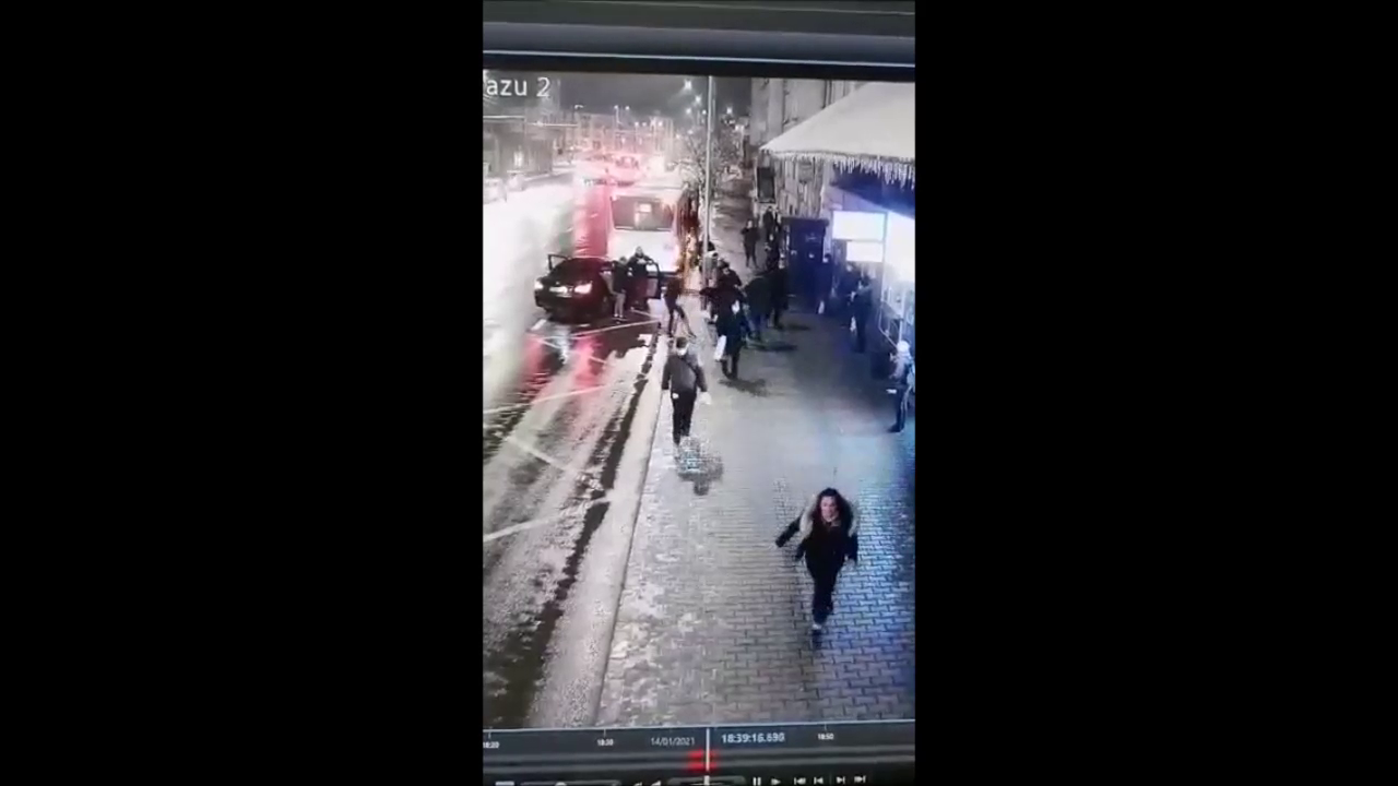 VIDEO Șocant! Fată răpită în plină stradă. Care a fost reacția trecătorilor