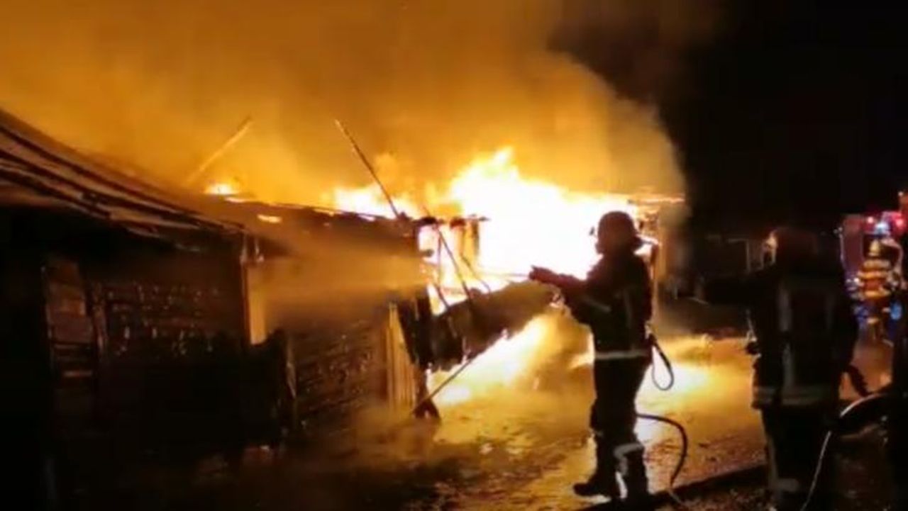 Incendiu de proporții. 20 de case arse, 400 de oameni rămași pe drumuri