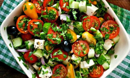 4 variante de salată pentru cei care vor să slăbeasă. Se prepară rapid și sunt delicioase!
