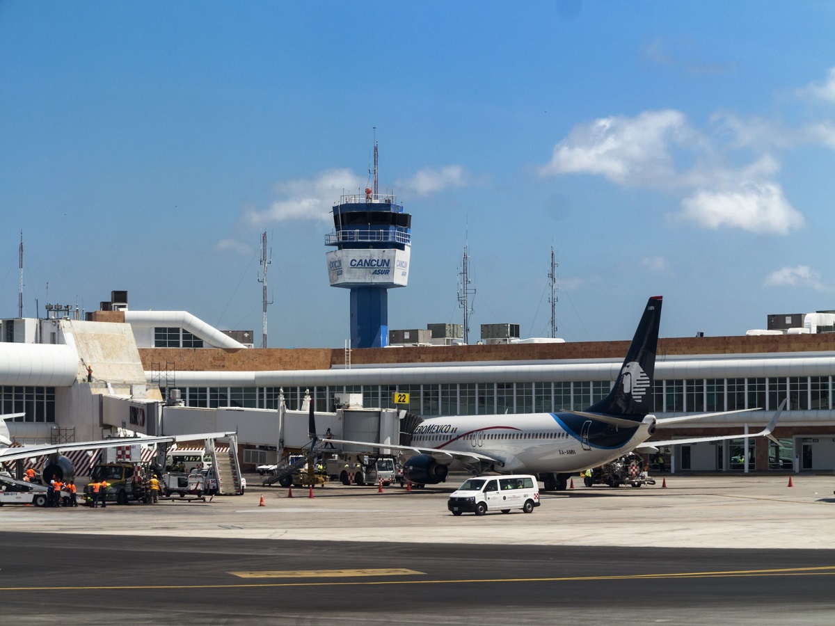 Români blocați pe aeroportul din Cancun! ”Suntem ținuți închiși, fără apă și mâncare”