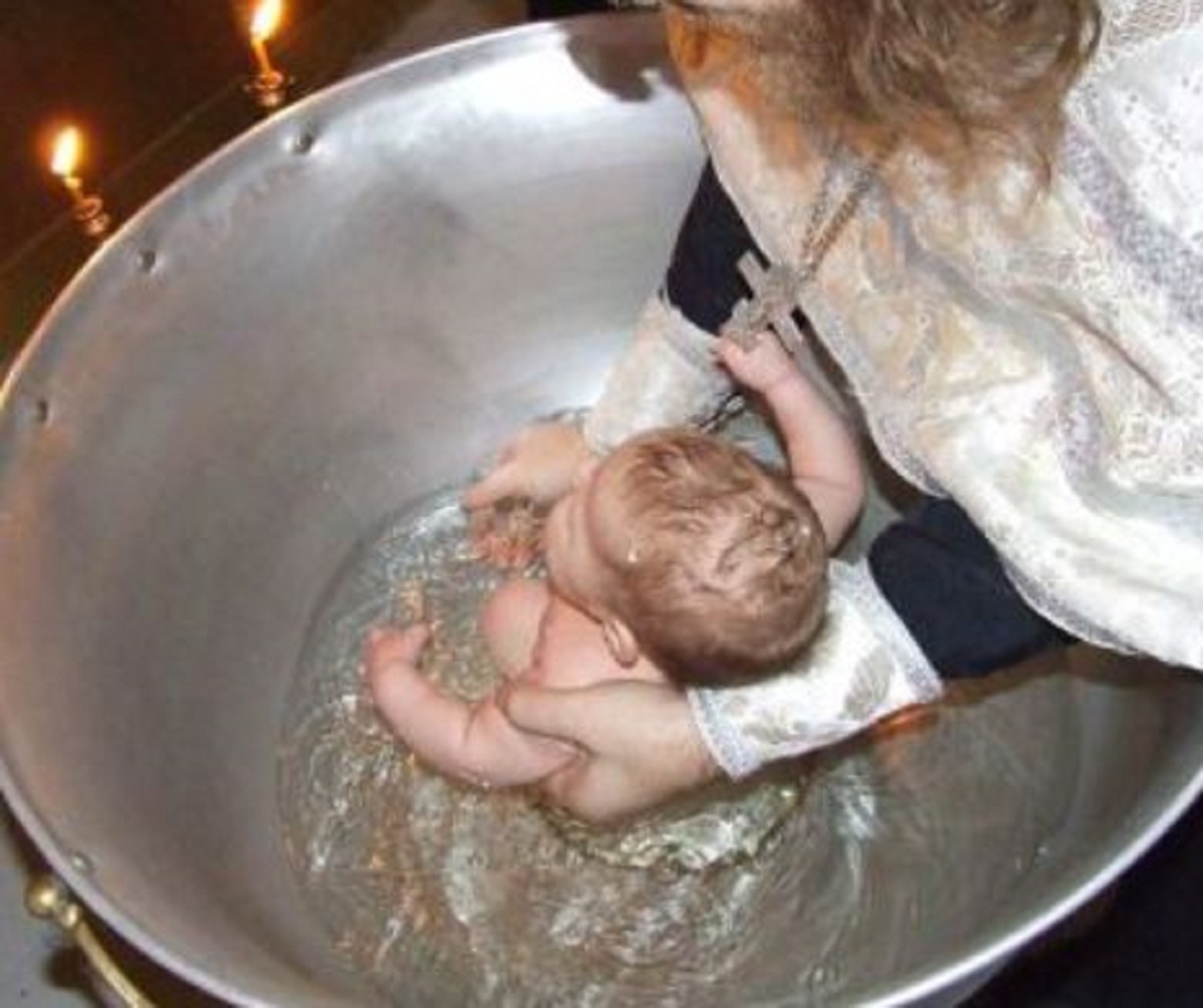 A MURIT! Bebeluș de 6 săptămâni, înecat la botez! ”Avea o grămadă de apă în plămâni”