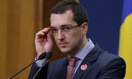 Vlad Voiculescu, fără mască în Parlament. Ioana Stăncel: Nu avem decât două soluții pentru această situație