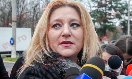 Scandal în fața Institutului ”Marius Nasta”! Diana Șoșoacă: ”Cum vă simțiti când vedeți că oamenii mor sub conducerea dumneavoastră”