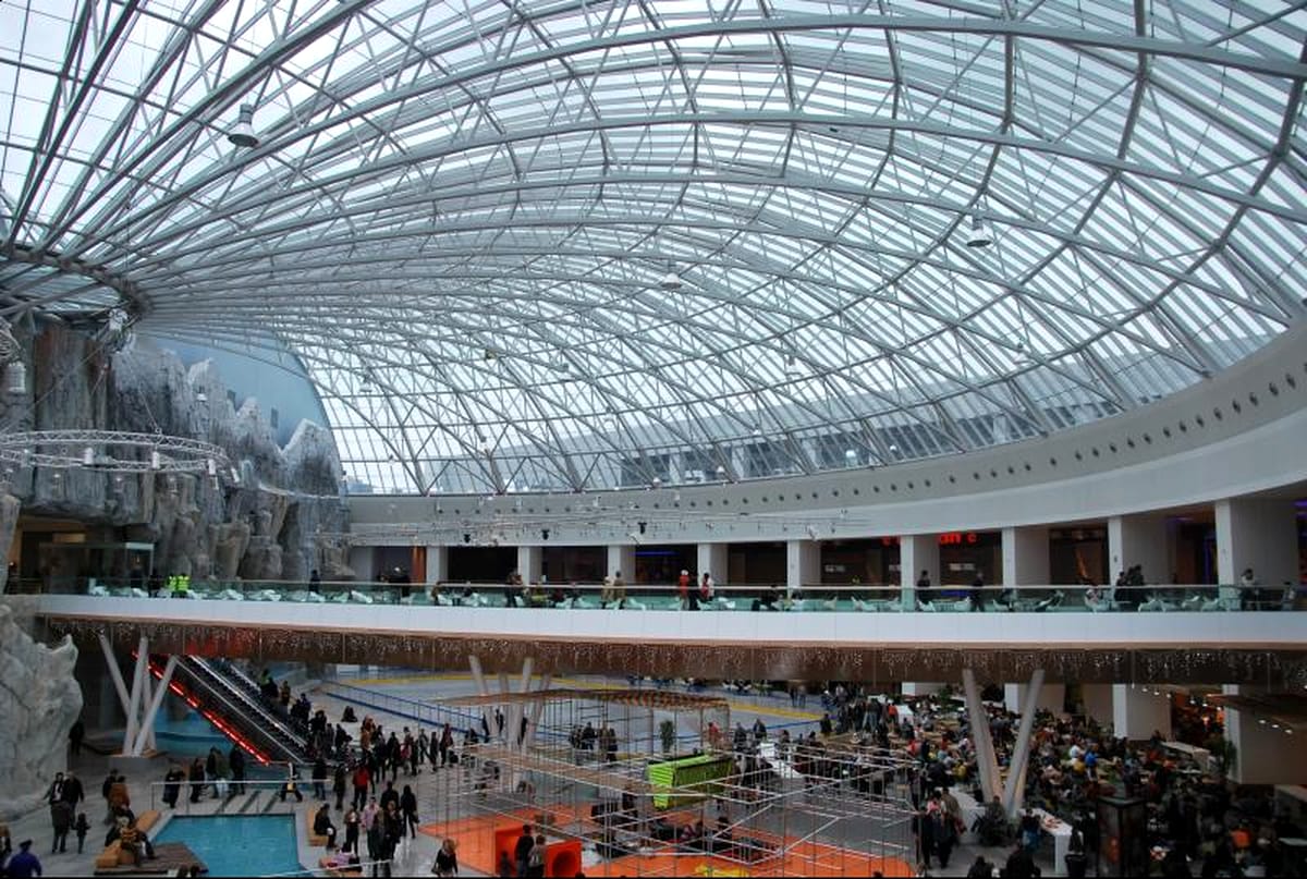 Atenție autorități! Se întâmplă în Capitală! Mesaje anti-ortodoxe la cel mai mare mall din țară