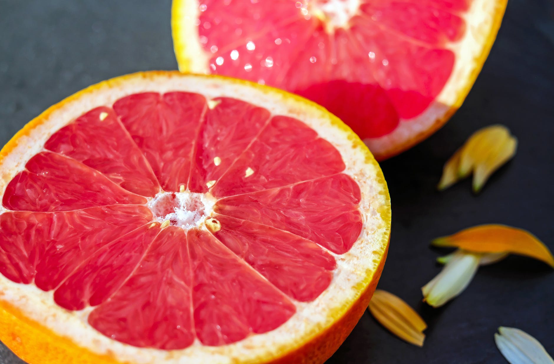 Ce se întâmplă dacă mănânci grapefruit seara. Trebuie să fii atent la acest DETALIU!