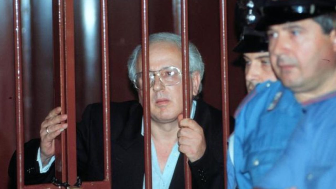 Doliu în mafia italiană. Capul mafiei din Napoli a „plecat” după victimele sale. Secrete care ar fi distrus Italia