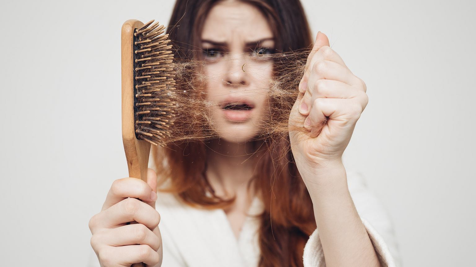 Cutremurător! O femeie a rămas cheală după infectare cu COVID-19