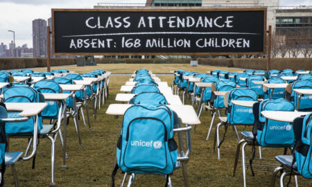UNICEF dezvăluie „Clasa pandemică” la sediul Națiunilor Unite din New York pentru a atrage atenția asupra necesității ca guvernele să prioritizeze redeschiderea școlilor